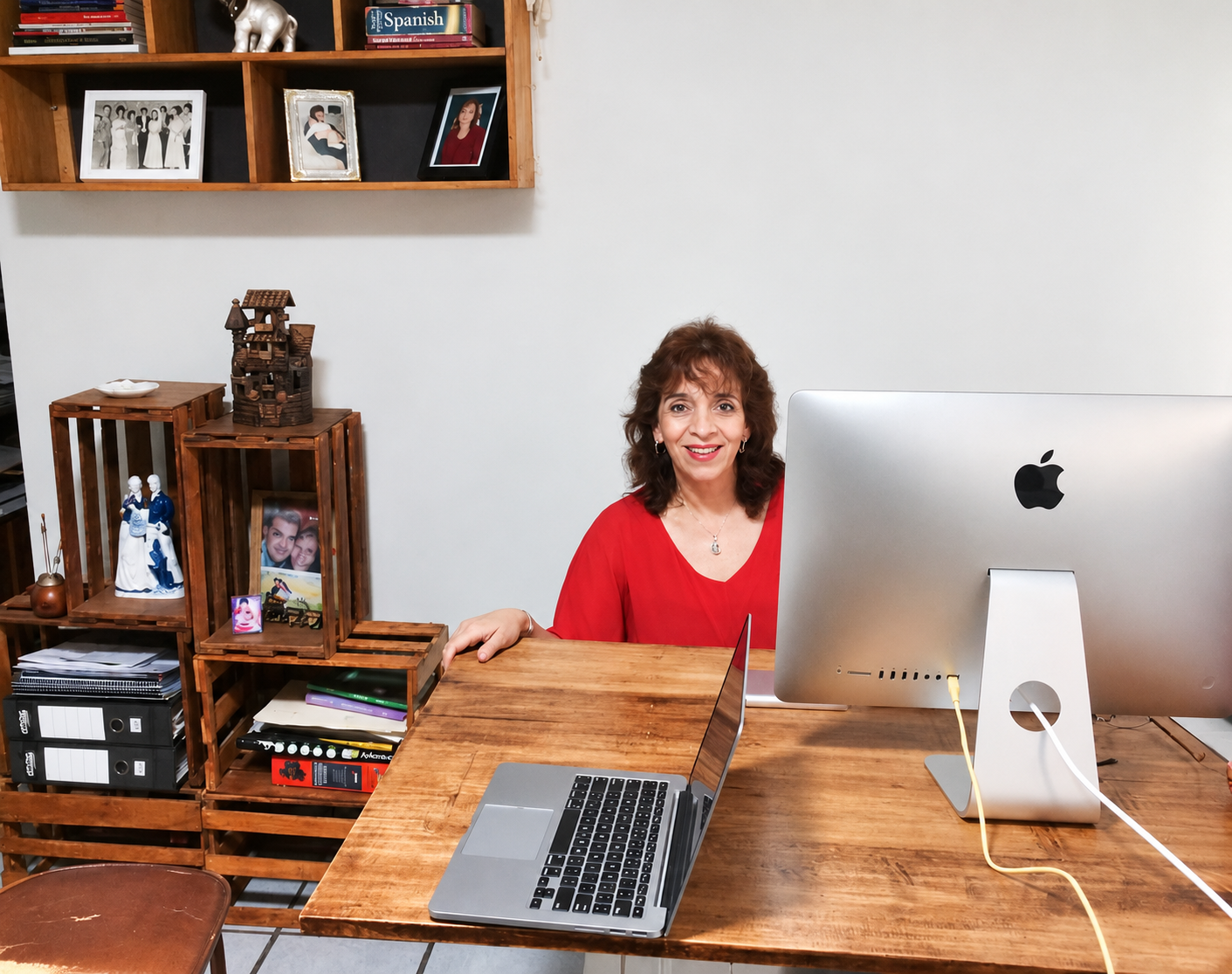 Flor at her desk, preparing personal online Spanish lessons